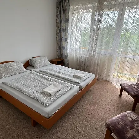 Aranypart בית הארחה 3*